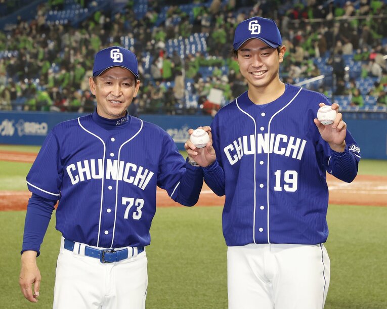 プロ2年目の中日・高橋宏斗。左は立浪和義監督　©JIJI PRESS