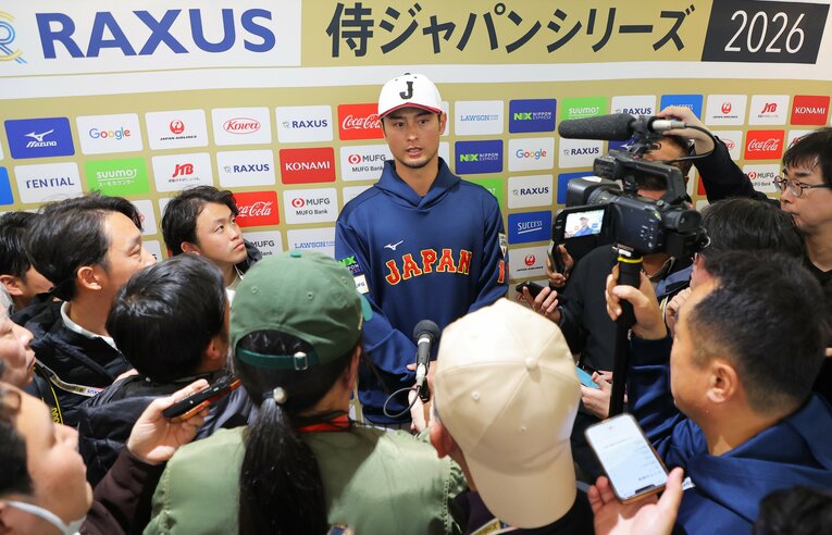 報道陣の取材に応じるダルビッシュ有アドバイザー　©️SANKEI SHIMBUN