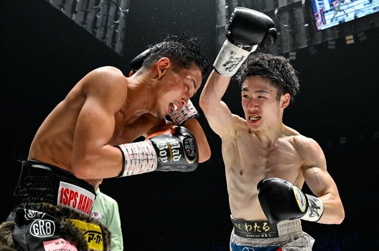 11月1日に行われたWBC王者・寺地拳四朗（右）とWBAスーパー王者・京口紘人によるライトフライ級2団体統一戦。手に汗握る激闘を制したのは寺地だった ／ photograph by Hiroaki Yamaguchi