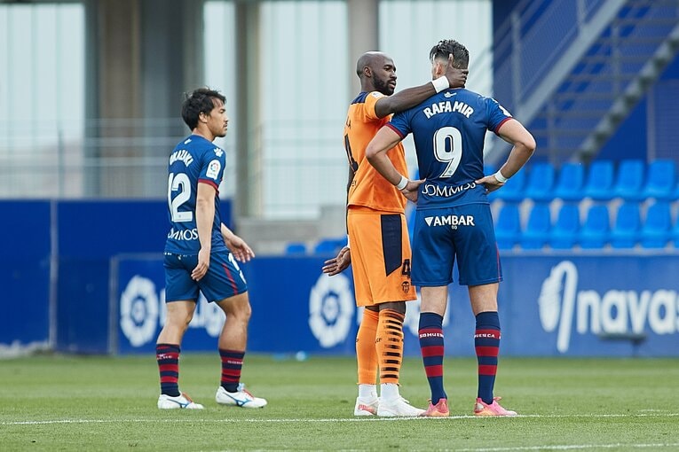 最終節・バレンシア戦の後半40分から出場した岡崎だったが……　©AFLO