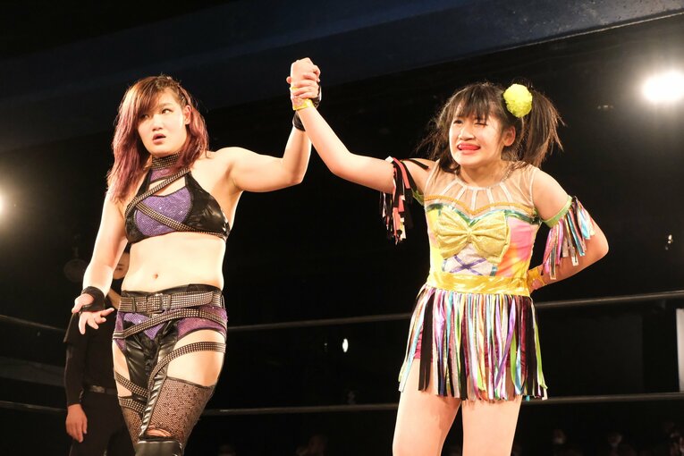 エキシビションを終えた宮城は、手を掲げて細川の健闘を称えた