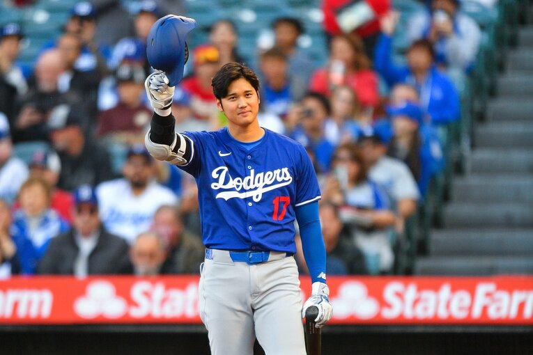 現地3月26日のエンゼルス戦。約6カ月ぶりにエンゼルススタジアムに登場した大谷。観客席からスタンディングオベーションが起こり、ヘルメットをとって声援に応えた　©Getty Images