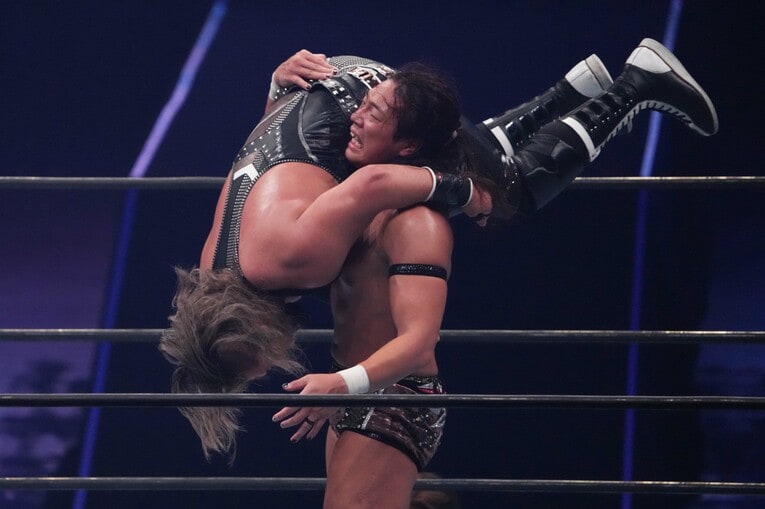 EVILを抱え上げる竹下幸之介　©Essei Hara