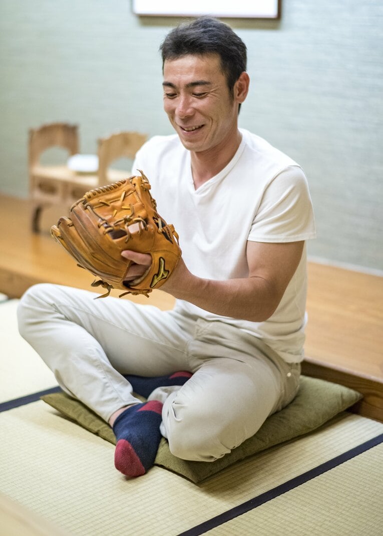 和室でくつろぐ荒木雅博　©Takuya Sugiyama　