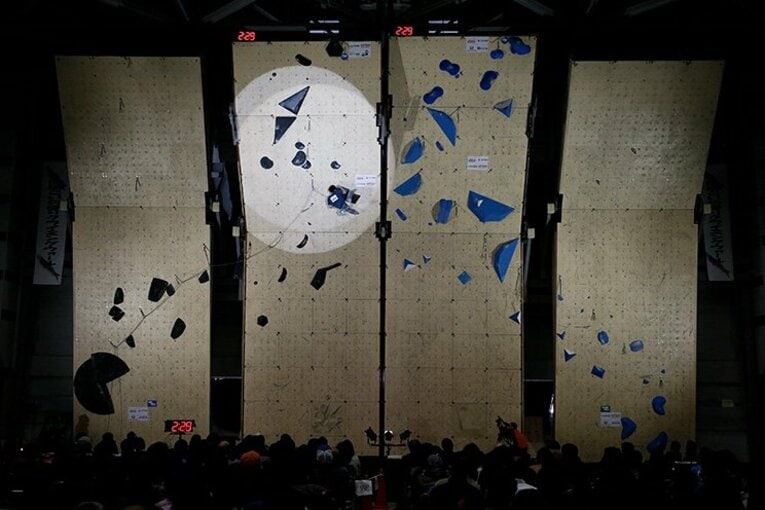 会場には巨大な高さ約12mの“壁”が選手たちに立ちはだかる。