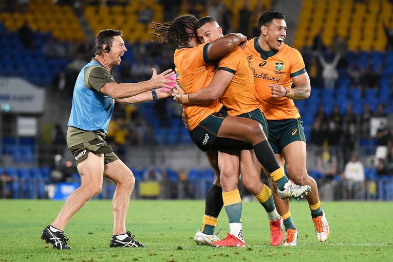 歓喜の瞬間、チームメイトに抱きつかれるクーパー。このあと姿が見えなくなるほどもみくちゃにされた　ⒸGetty Images