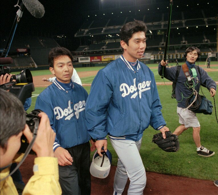 制限がありながらも、野茂の近くでサポートを続けた奥村　©AP=AFLO