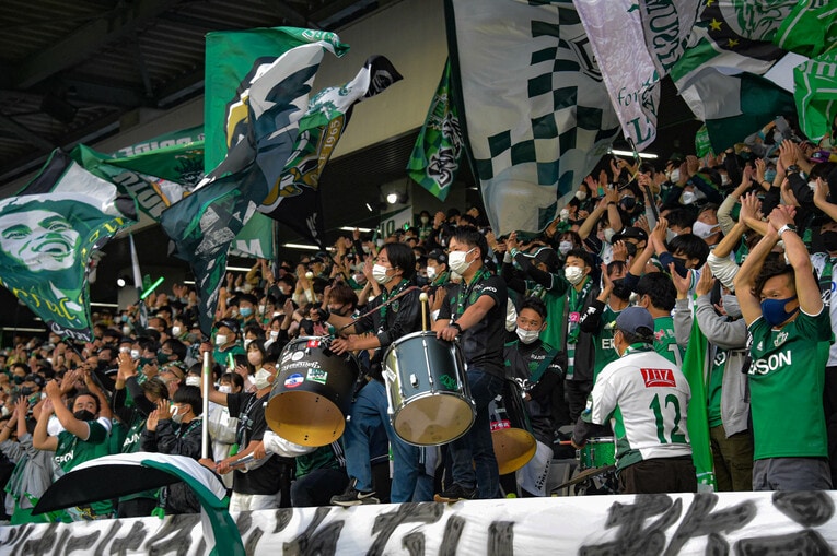 アウェー松本山雅FCのサポーター。声出し応援が制限されるなか、鳴り物や手拍子で選手たちの背中を押した