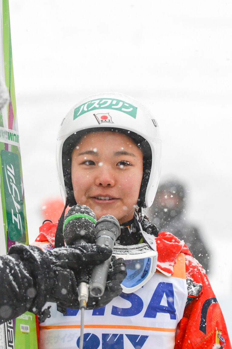 蔵王でのワールドカップ後、優勝インタビューに答える高梨沙羅　©Asami Enomoto