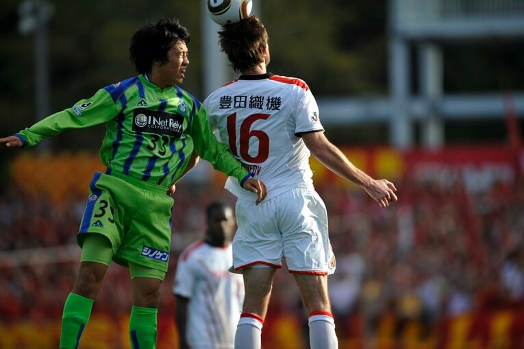 名古屋FWケネディと競り合う当時17歳の遠藤航　©︎Takuya Sugiyama