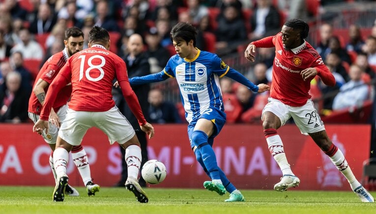 ワン＝ビサカ（右）、カゼミーロ（手前）、ブルーノに囲まれる三笘。この日も相当警戒されていた　©Getty Images