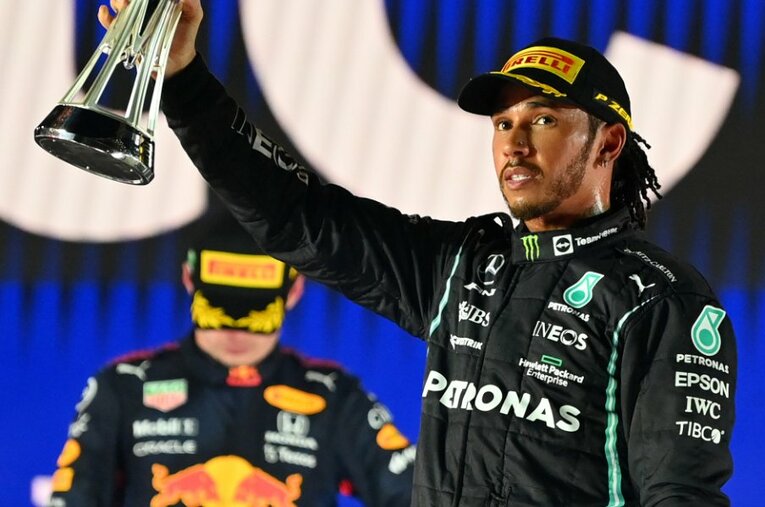 赤旗2回の荒れたレースで明暗分かれたハミルトン（右）とフェルスタッペン（左）。チャンピオン決定は最終戦に持ち越された ／ photograph by Getty Images