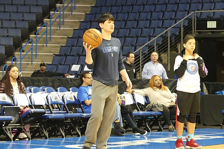 コーチと言っても、単に選手の練習の管理だけでなく、仕事は多岐にわたる。そのすべてが伊藤拓摩の糧になっている。 ／ photograph by Yoko Miyaji