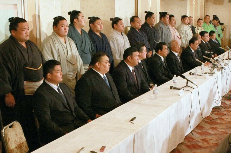 2010年に発覚した大相撲の野球賭博スキャンダルで謝罪する当時の力士と親方たち。元大関の琴光喜が解雇されるなど大騒動となった ／ photograph by JIJI PRESS