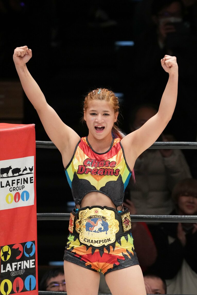 ツインスターのベルトを巻いた山岡聖怜　©Masashi Hara