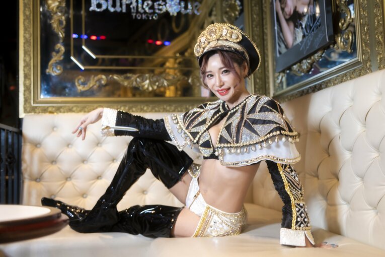 圧倒的な歌唱力で存在感を放ち、バーレスク東京のリーダーも務めるMiiさん