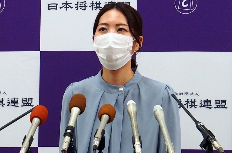 プロ編入試験への挑戦を決め、会見に臨んだ際の里見香奈女流五冠 ／ photograph by BUNGEISHUNJU