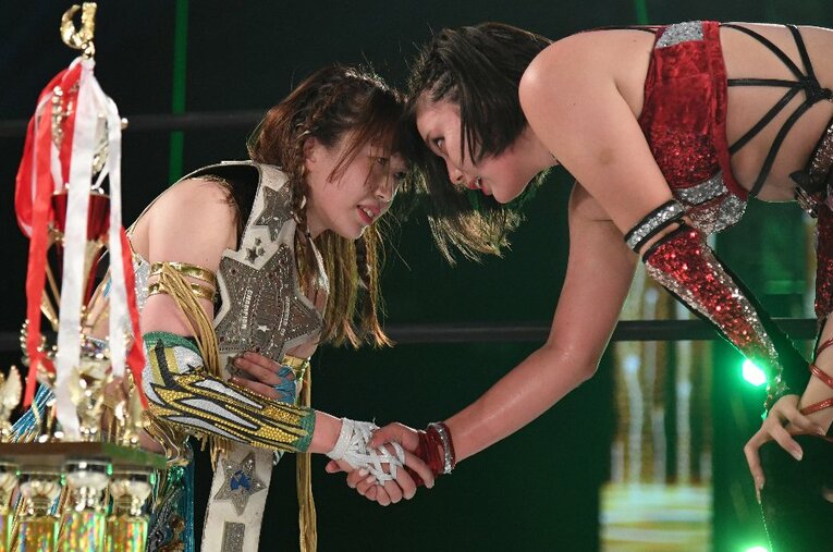 8月21日のスターダム名古屋大会でひめかを破り、9度目の白いベルト防衛に成功した上谷沙弥（左）。試合後には爽やかに健闘を称え合った ／ photograph by Masashi Hara