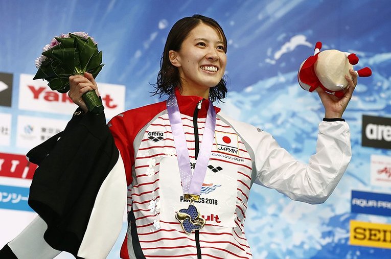 水泳界でも女子はとりわけ早熟傾向が顕著である。その前例を覆して20歳以降から成長した大橋悠依のキャリアは極めて貴重だ（写真は2018年） ／ photograph by Kyodo News