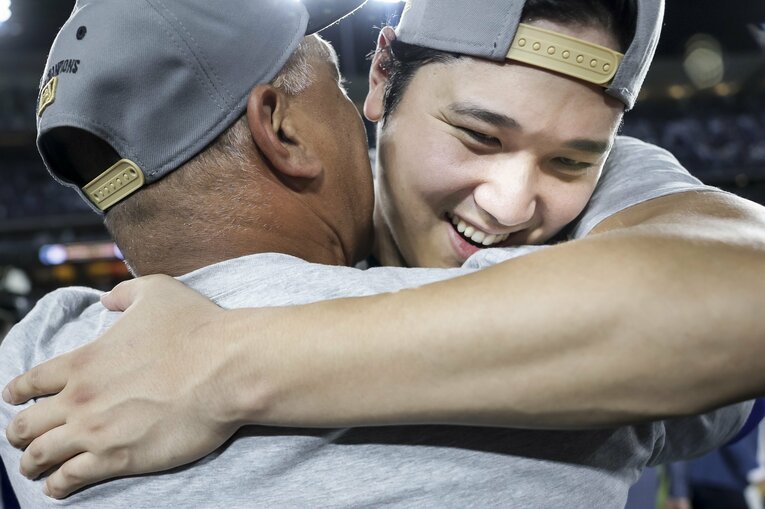 リーグ優勝後に抱き合う大谷翔平とロバーツ監督　©JIJI PRESS