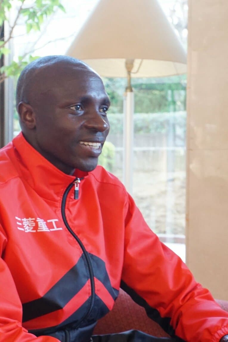 現在のオムワンバ（三菱重工マラソン部のコーチ）　©Number Web