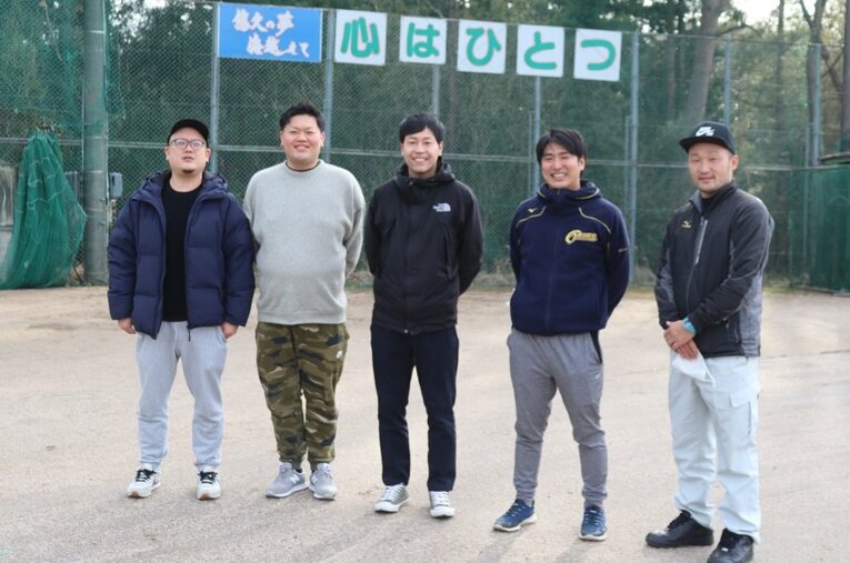 20年前に甲子園出場を果たした隠岐高校OBの岩水潤さん・藤野真一郎さん、安部大地部長、OB岩水潤さん、渡部謙監督、OB平田稔さん ／ photograph by Yuki Kashimoto