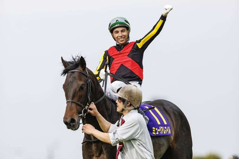 左手を突き上げるモレイラ　©Kiichi Matsumoto