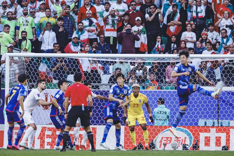 ロングボールでイランに押し込まれる展開になっても、森保一監督はCBの枚数を増やさなかった　©Kiichi Matsumoto