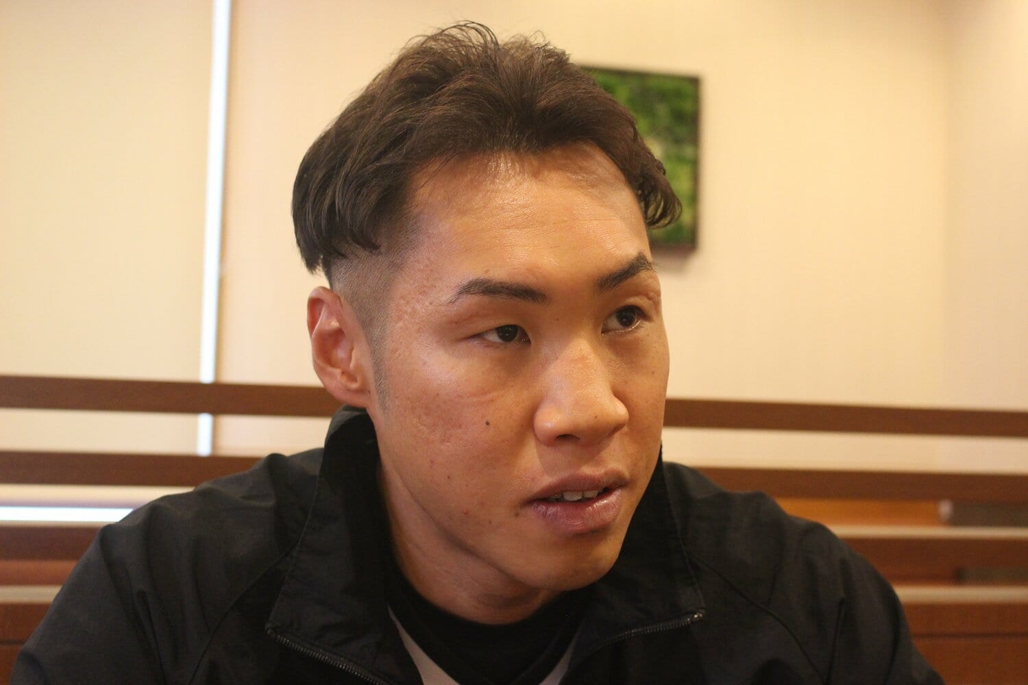 ファミリーレストランでインタビューに応じる渡邉卓也　©Number Web