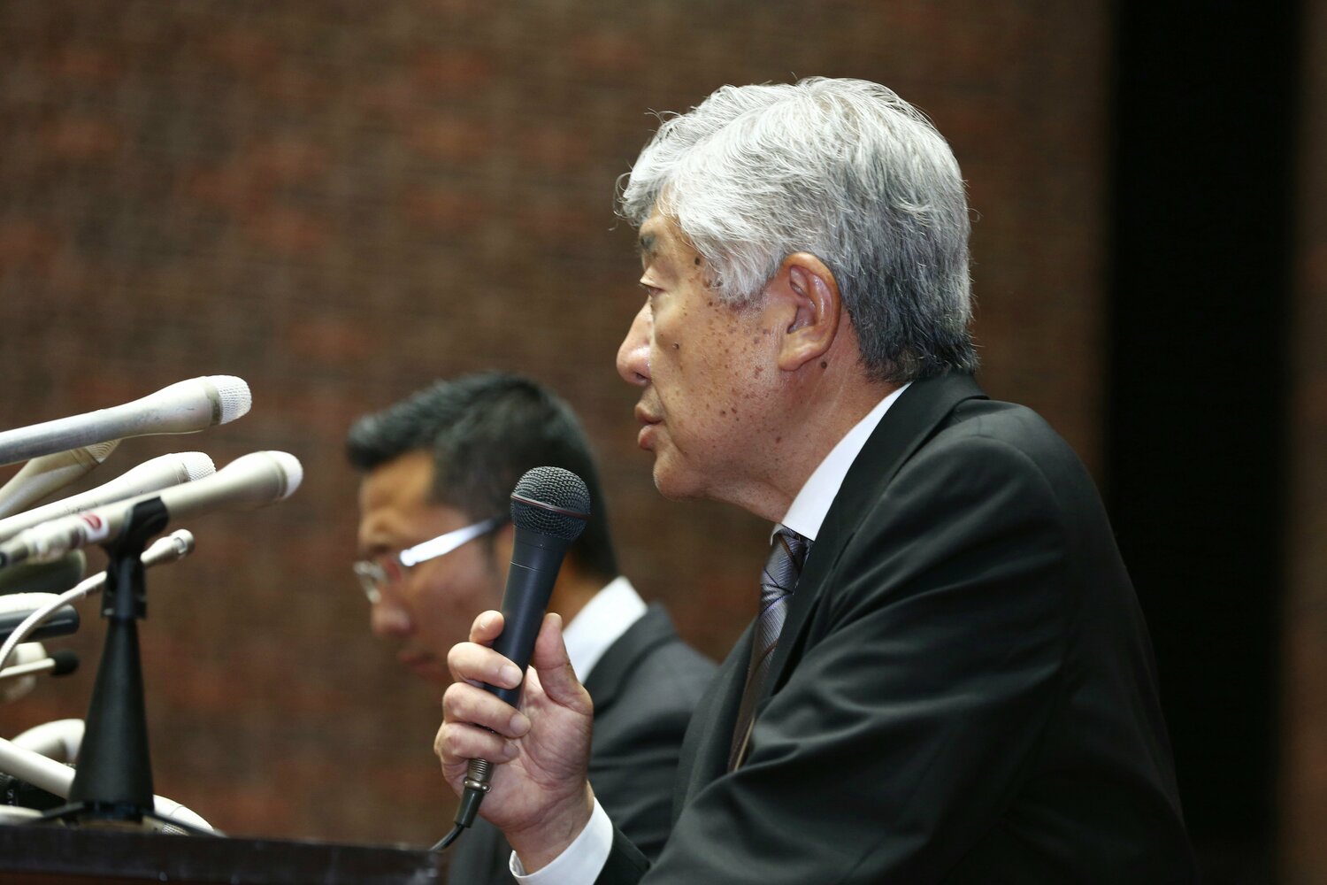 井上コーチと会見を行った内田氏　©JIJI PRESS