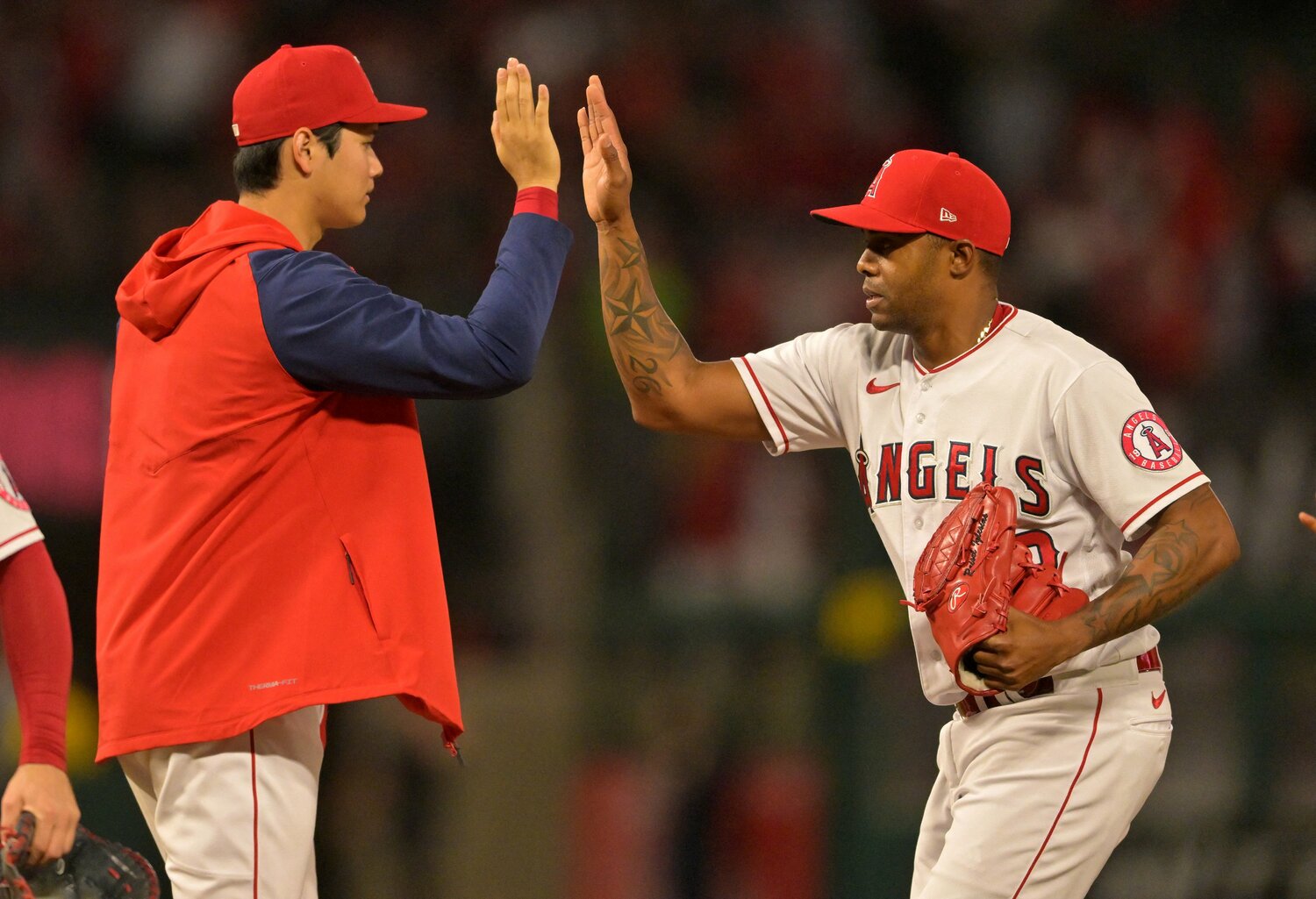 大谷とハイタッチするライセル・イグレシアス ©AFLO