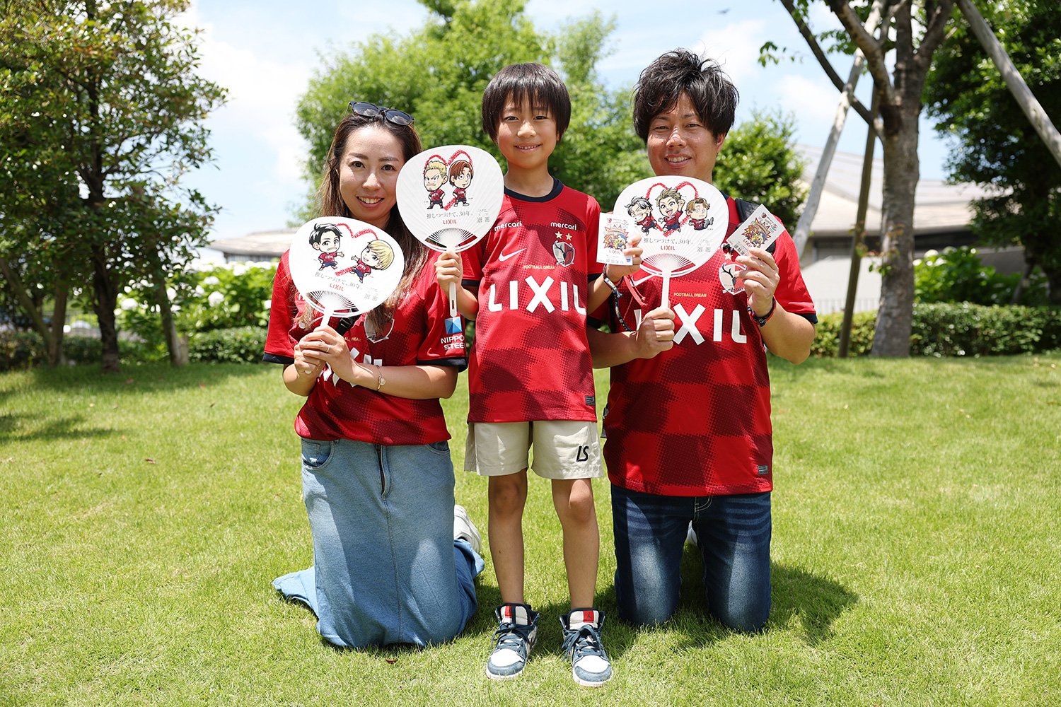 今年6月に国立競技場で開催された横浜F・マリノス戦では、協賛30周年記念『アントラーズ推し活うちわ』をプレゼント　©KASHIMA ANTLERS