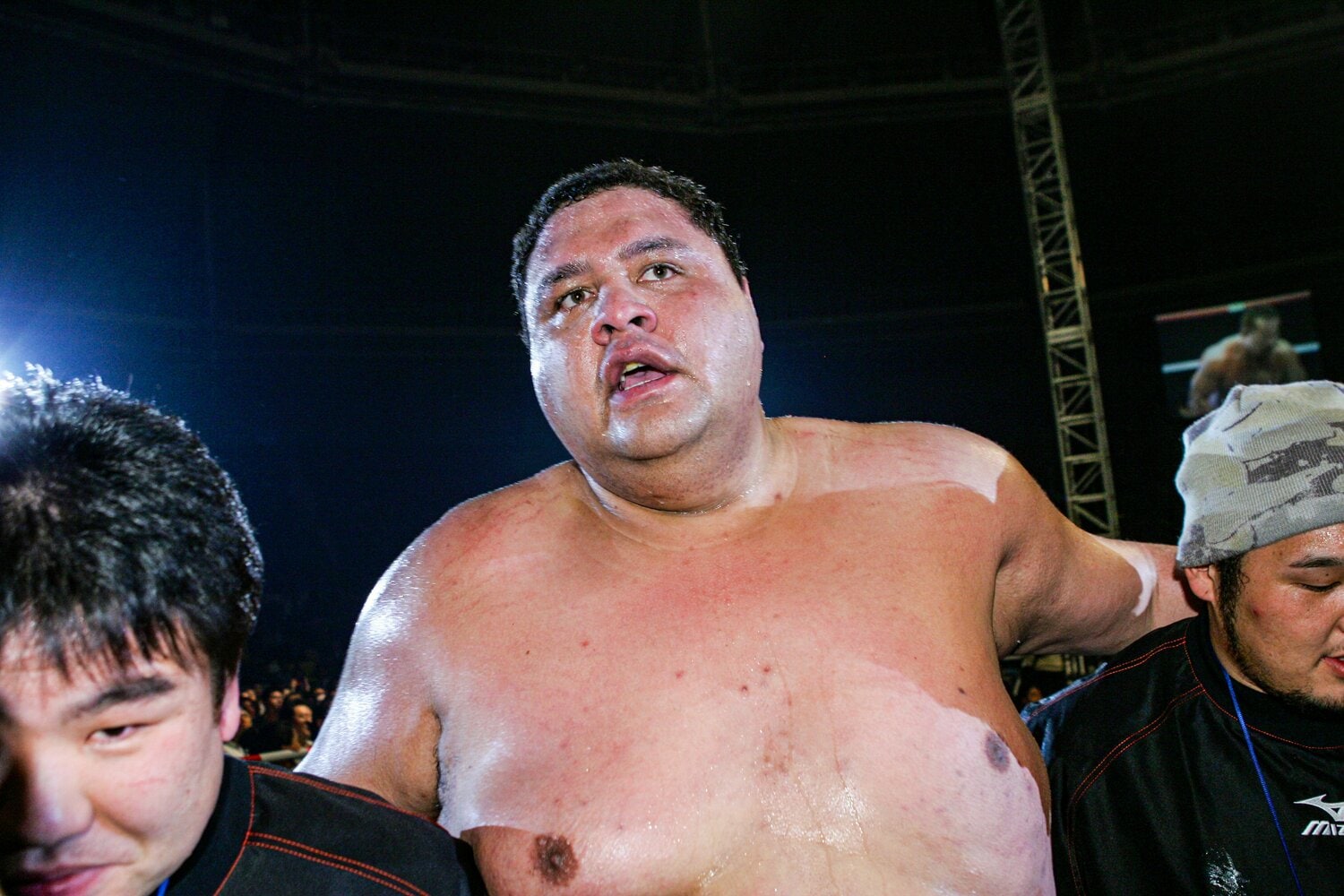 初勝利直後の曙。セコンドの肩を借りて花道を引き上げる ©Susumu Nagao