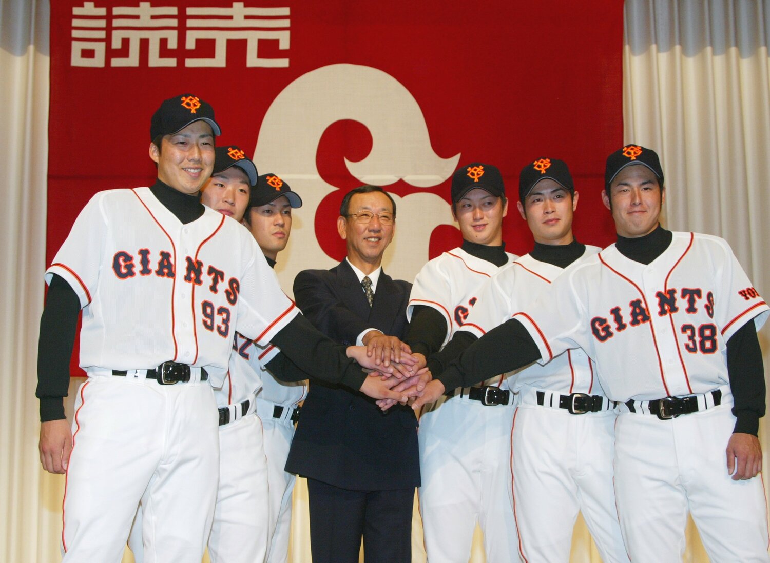 2004年ドラフトで巨人に指名された選手たち。左から東野峻投手、木村正太投手、三木均投手、堀内恒夫監督、野間口貴彦投手、亀井義行外野手、星孝典捕手　©JIJI PRESS