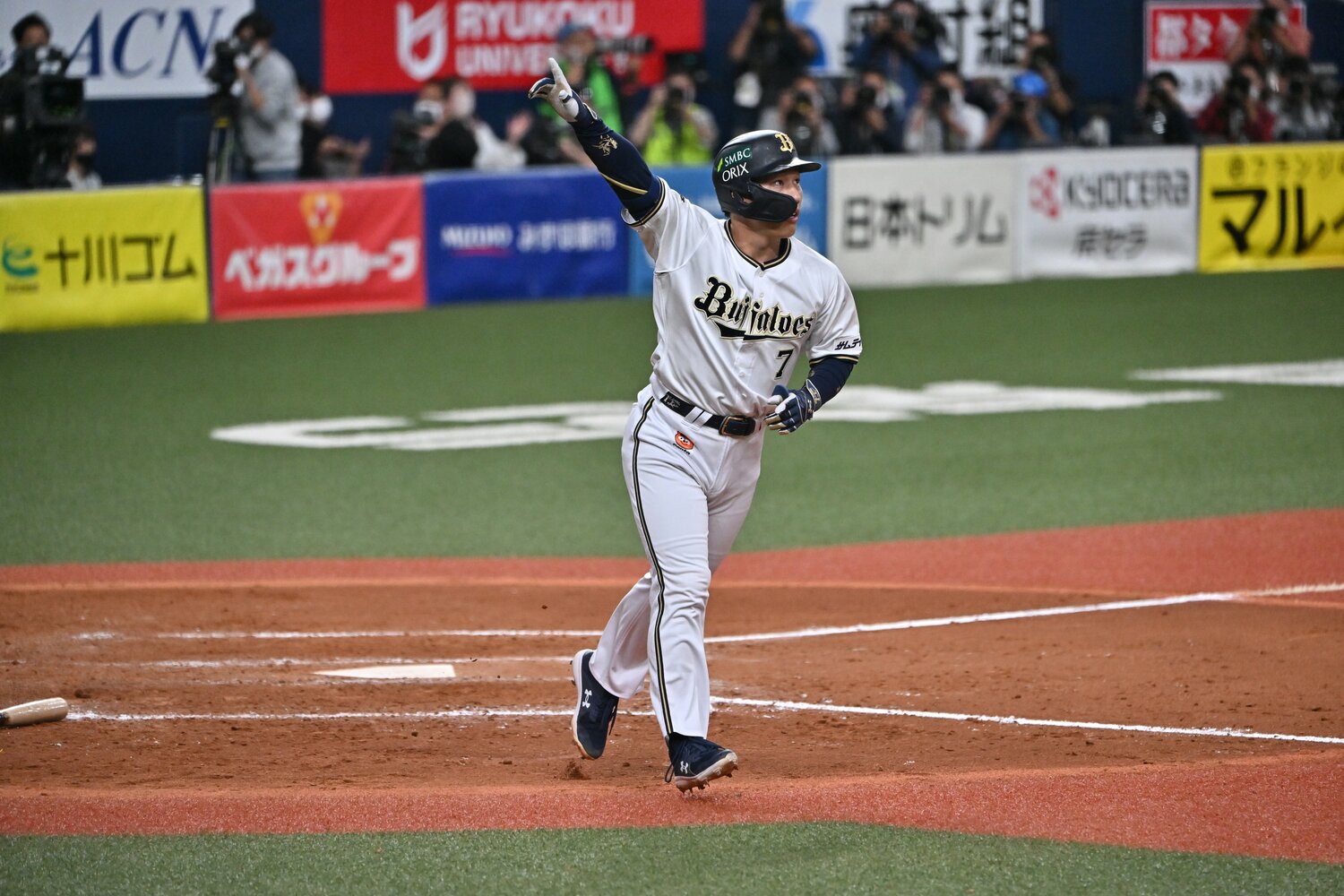 サヨナラ3ランを確信し、右腕を高々とあげて走り始めるオリックスの4番・吉田 ©Hideki Sugiyama