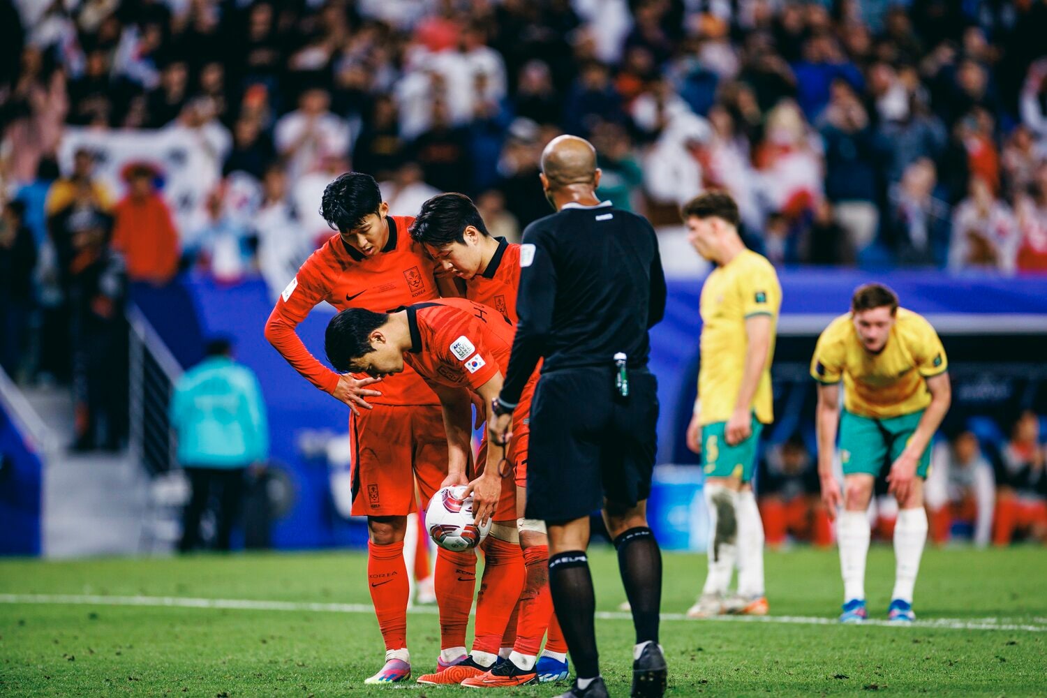 自信満々にボールを持つファン・ヒチャンに言葉をかけるソン・フンミン　©︎Kiichi Matsumoto 