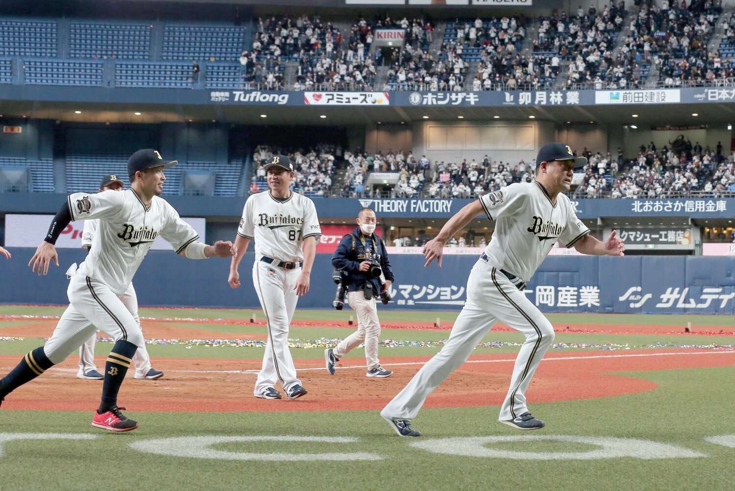 日本シリーズ進出を決め、胴上げをするために中嶋監督を追いかける安達　©︎Sankei Shimbun