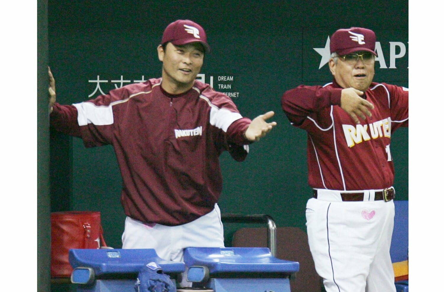 恩師である野村克也氏と橋上監督の楽天時代　©KYODO