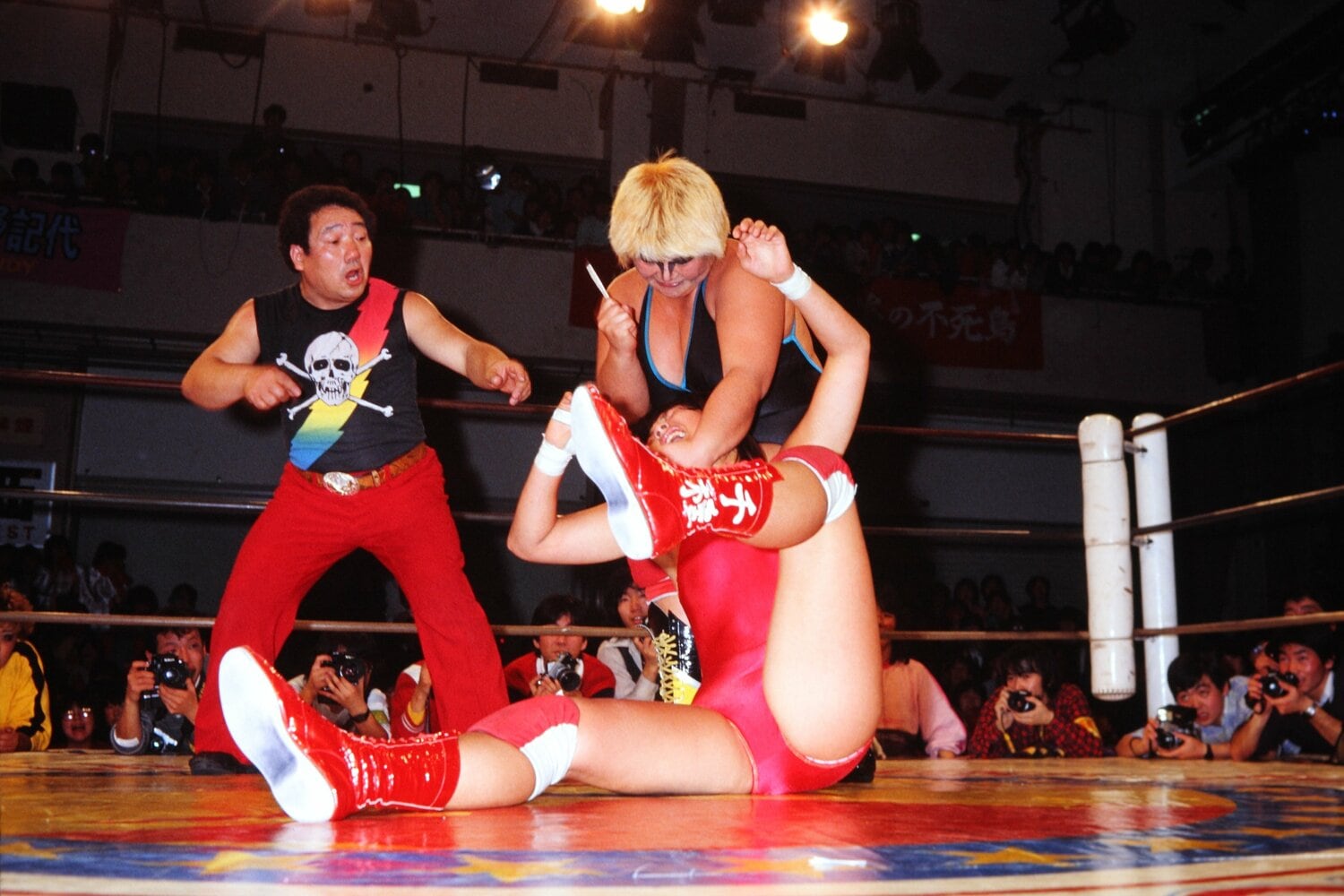 レフェリー阿部四郎の目の前で、ダンプ松本が長与千種に凶器攻撃　©AFLO