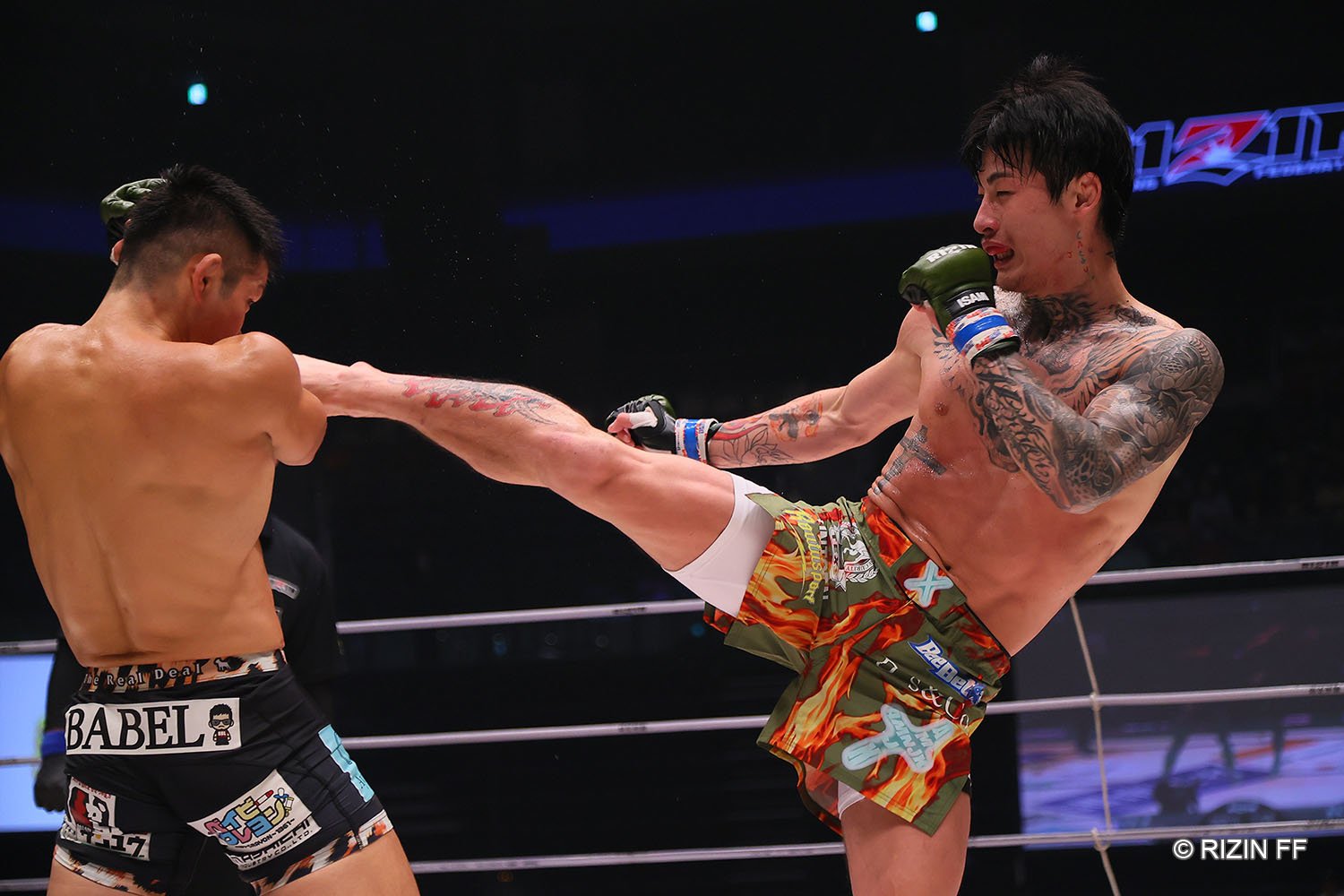 距離を保ち、冷静に試合を進めた平本　©RIZIN FF