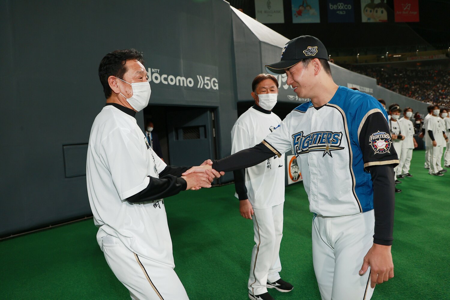 2021年10月、斎藤佑樹の引退セレモニーで。栗山監督に声を掛けられ、思わず感極まる齋藤　©日本ハム／JIJI PRESS