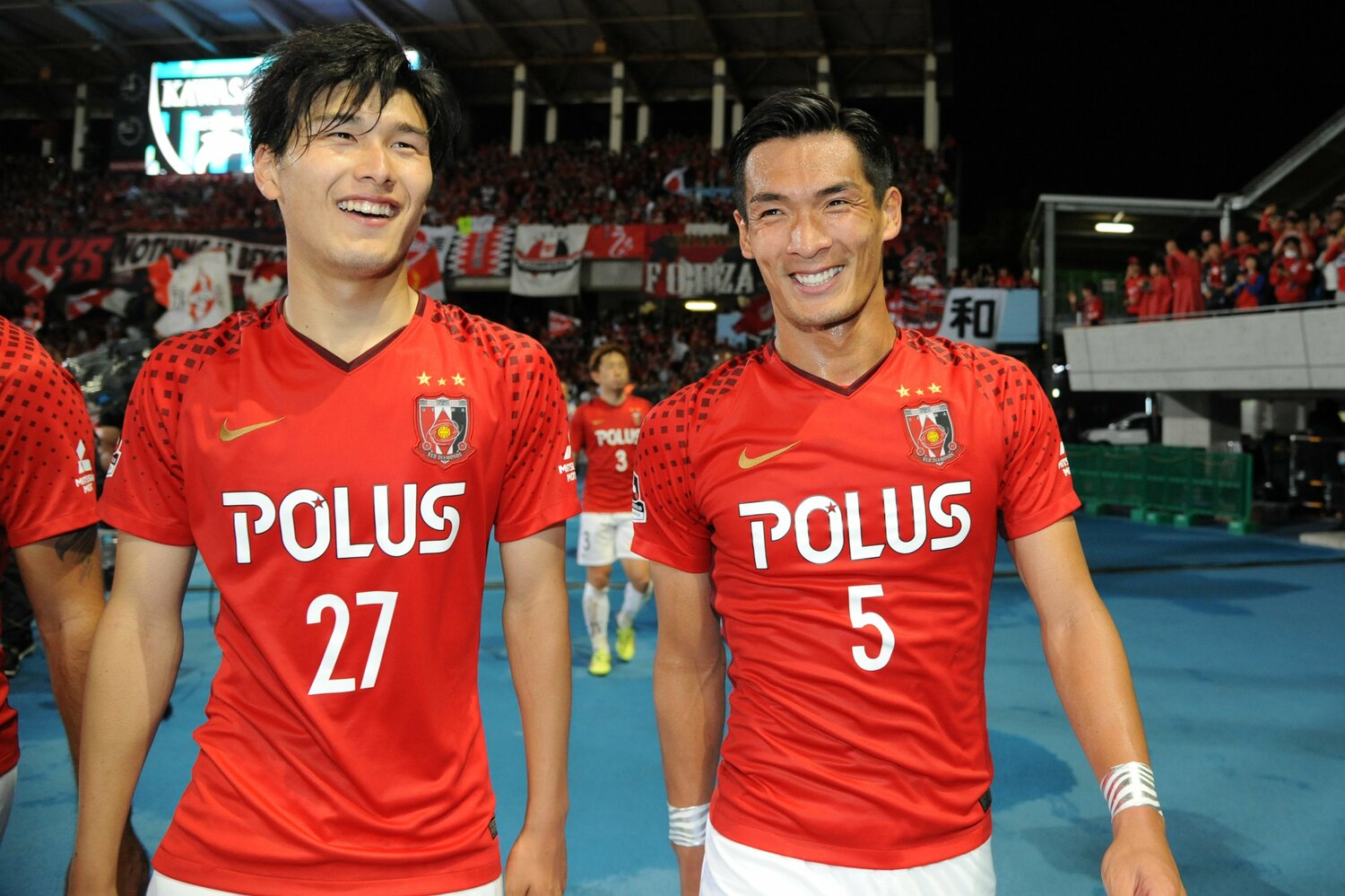 試合後、槙野智章（右）と言葉をかわす橋岡大樹（2018年）　©︎Hiroki Watanabe/Getty Images