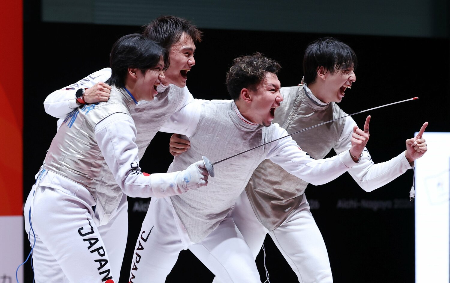 フェンシング男子フルーレ団体で優勝を決めて笑顔の日本チーム。(左から)飯村一輝、松山恭助、西藤俊哉、馬場俊輔 ©︎JIJI PRESS