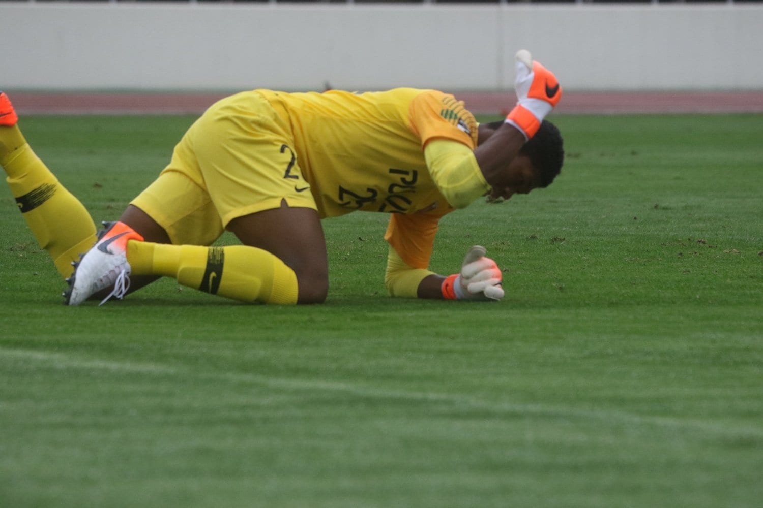 尚志高・染野唯月（現鹿島）にPKを決められ、悔しがる浦和ユース時代の鈴木彩艶　©Takahito Ando