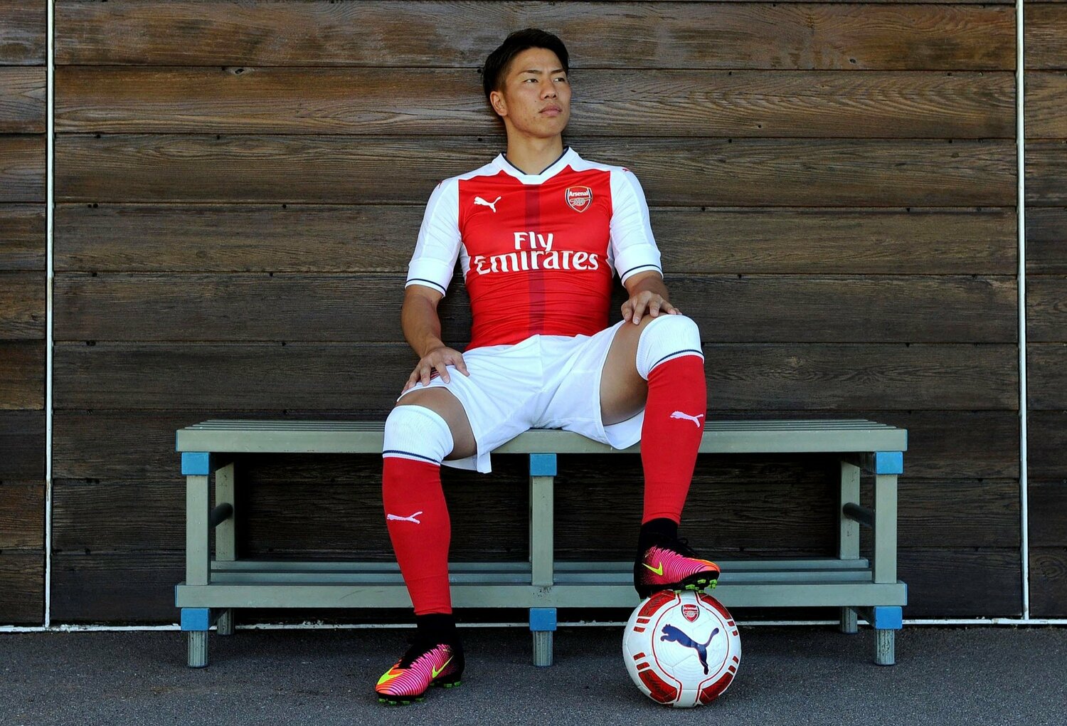 活躍が評価され、アーセン・ベンゲル監督率いるアーセナルに加入した浅野拓磨(2016年) ©︎Getty Images