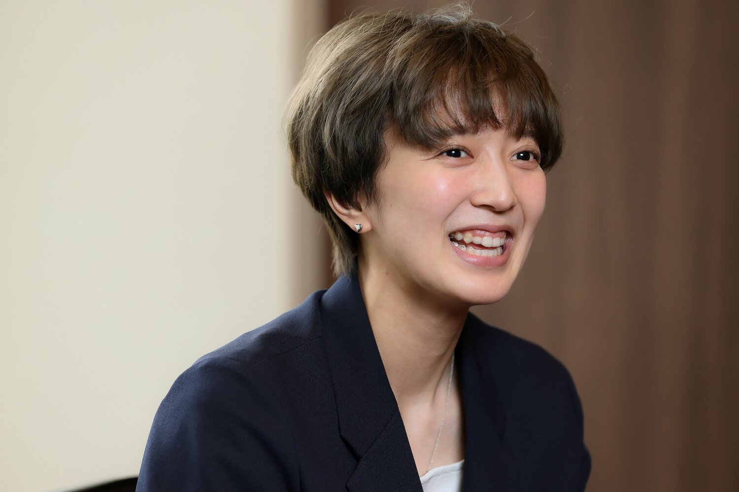 バレーボールが生活の中心だったと学生時代を振り返った鍋谷さん　©︎Shigeki Yamamoto