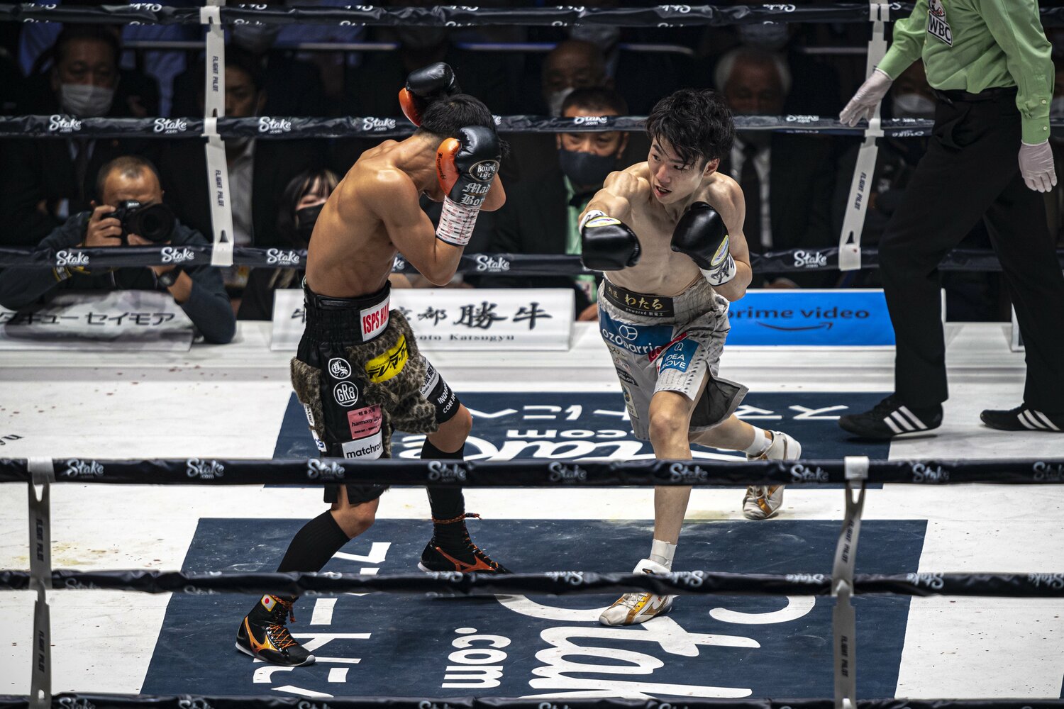 大学時代、しのぎを削った京口紘人（左）とは昨年11月に対戦。因縁の対決は京口が7回TKOで京口を沈めた　©Takuya Sugiyama