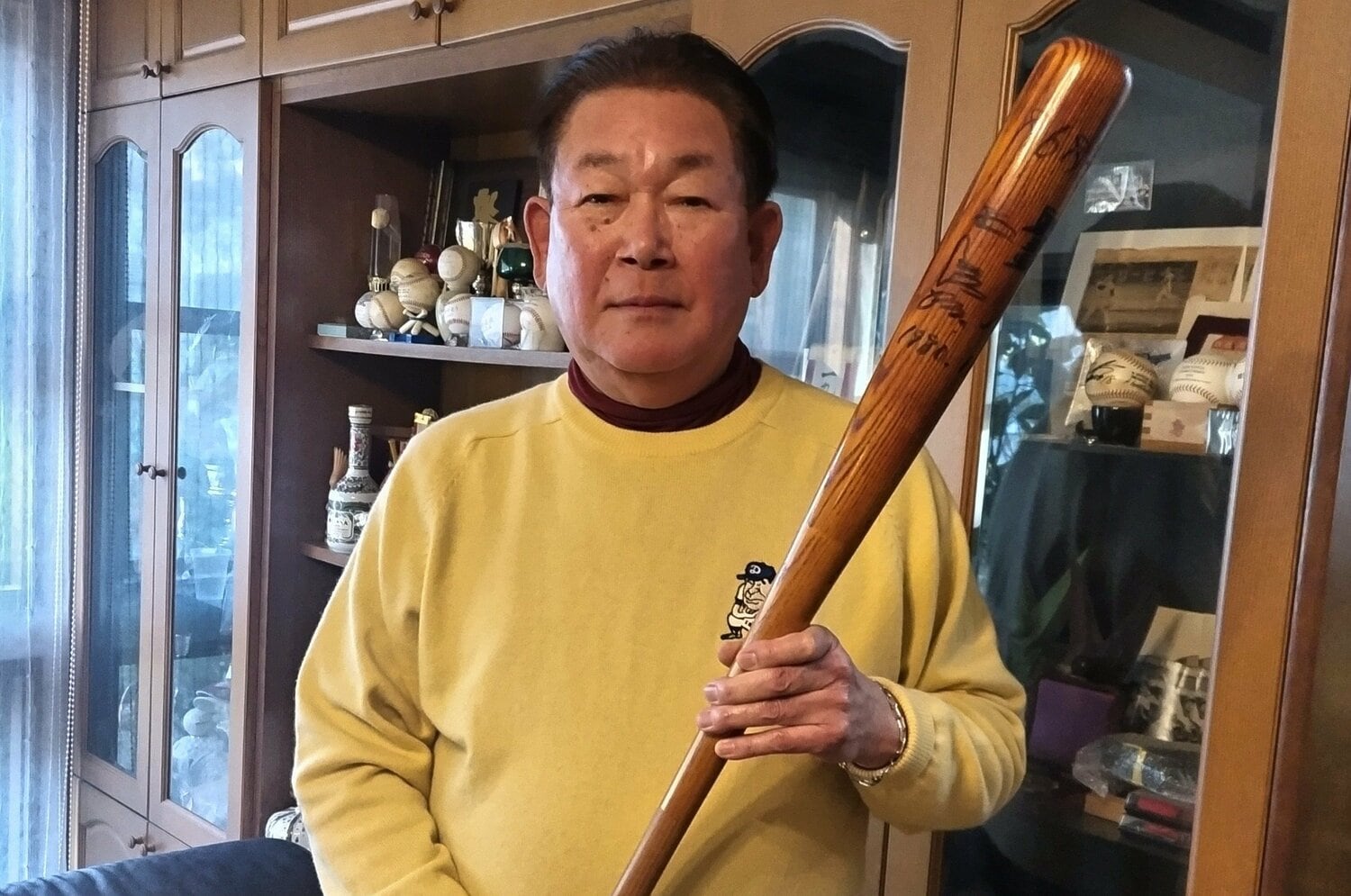 取材に応じた中日OB・鈴木孝政（70歳）。手に持つバットは山本浩二から譲り受け、王貞治が現役引退した80年、王本人にサインしてもらったもの ©Makoto Okano