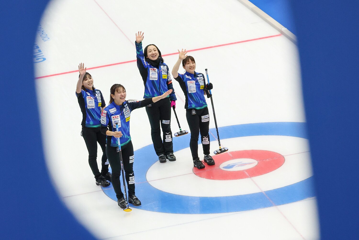 全日本選手権で観客に手を振るロコ・ソラーレの選手たち　©JIJI PRESS