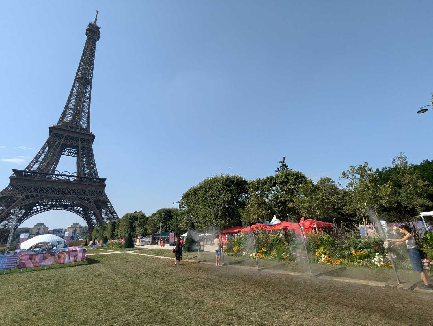 会場近くの広場に設けられたミストシャワー　©Yu Saito